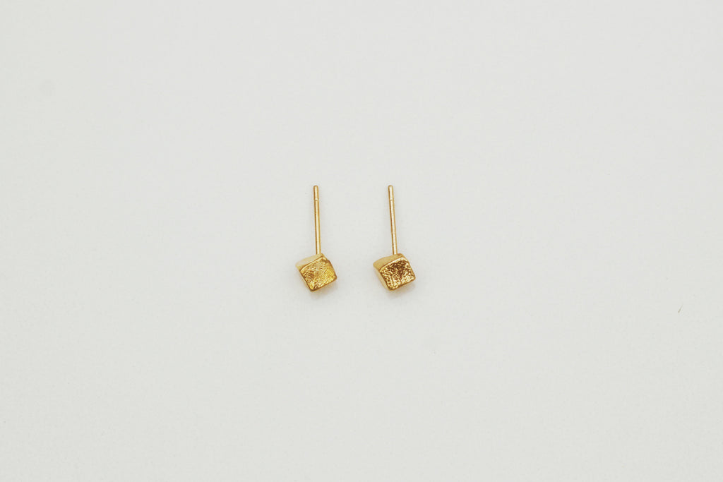 Minimal Cube Studs