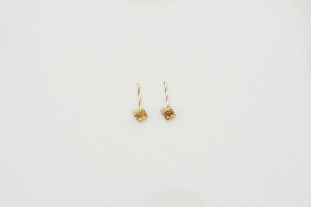 Minimal Cube Studs